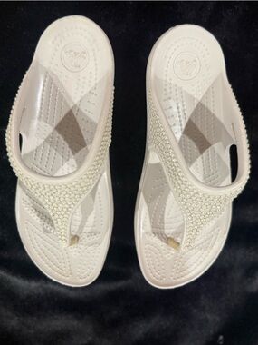 Crocs Womens Sloane Diamante Sandal Size 8 Gray Beads Thong Wedge Platform Shoes